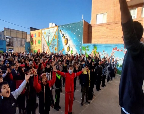 هم صدا با دانش آموزان ندای ایران در حین ورزش کردن صبحگاهی