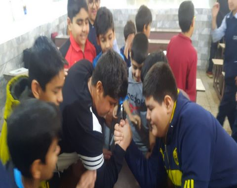 برگزاری درس ورزش و نیرو با ایجاد رقابت سالم کلاس ششم خانم علیپور
