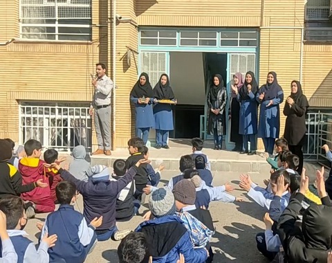 برگزاری ولادت با سعادت حضرت امام محمد باقر علیه السلام در حیاط مدرسه با سرود معاون پرورشی