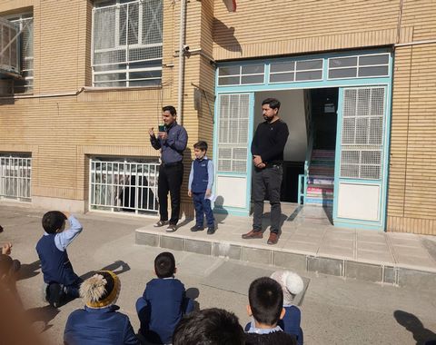 برگزاری مراسم سالروز شهادت امام هادی، علی النقی علیه السلام با مداحی در حیاط مدرسه