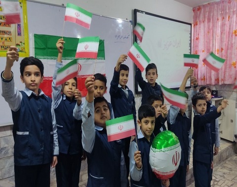 تدریس ایران عزیز به همراه پرچم عزیزمان در کلاس سوم