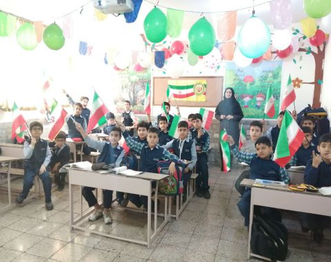 تزئین کلاس های درسی همزمان با پیروزی انقلاب اسلامی ایران